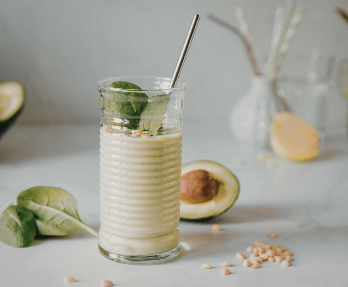 smoothie met banaan, avocado en spinazie